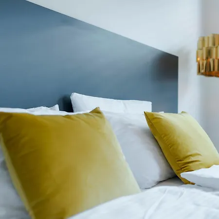 Yellow Star Z Widokiem